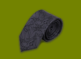 アサシン クリードレガシーネクタイ アサシン クリード レガシー ネクタイシリーズの最新作です。幾何学模様の中にさり気なくクレストがデザインされているネクタイです。ワークショップ製。素材：シルク100%